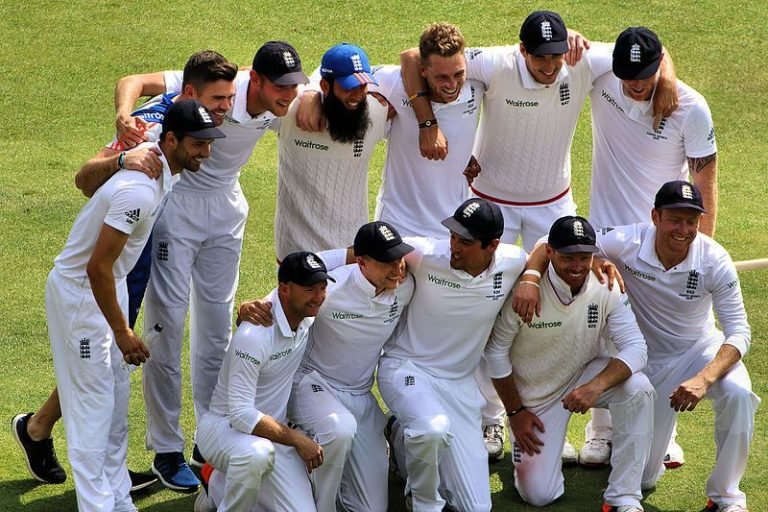 The England team celebrate victory over Australia in the 2015 Ashes series, tags: 118-run south - CC BY-SA